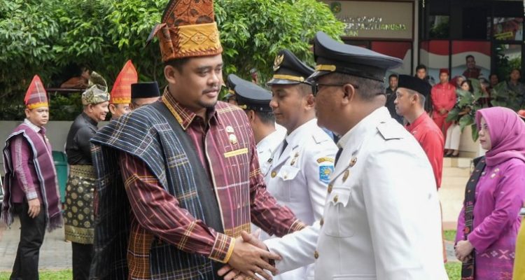 Wali Kota Medan Bobby Nasution melantik 111 Pejabat Administrasi di lingkungan Pemko, Jumat (8/9) di halaman tengah kantor wali kota.(Foto:www.informasiterpercaya.com)