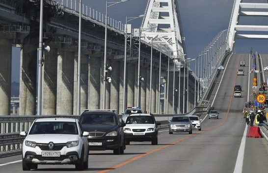 Rusia menghancurkan tiga drone laut milik Ukraina yang menargetkan jembatan Crimea dalam serangan terbaru pada Sabtu (2/9) dini hari waktu setempat. Ketiga drone laut itu dihancurkan pasukan Moskow di perairan Laut Hitam.(Foto:www.informasiterpercaya.com)