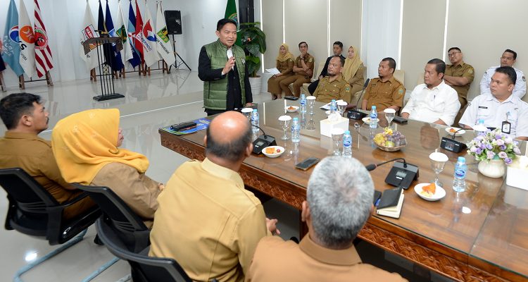 Pj Gubsu Hassanudin memimpin rapat dengan Tim Pemantauan Perkembangan Politik Provinsi Sumut di Aula Kebangsaan Badan Kesatuan Bangsa dan Politik Jalan Gatot Subroto Kota Medan.(dok)