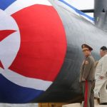 Pemimpin Korea Utara, Kim Jong Un, ikut ambil bagian dalam upacara untuk memamerkan alutsista terbaru. Tak tanggung-tanggung, Pyongyang menyebut alutsista tersebut adalah kapal selam pertama Korut yang mampu meluncurkan senjata nuklir.(Foto:www.informasiterpercaya.com)