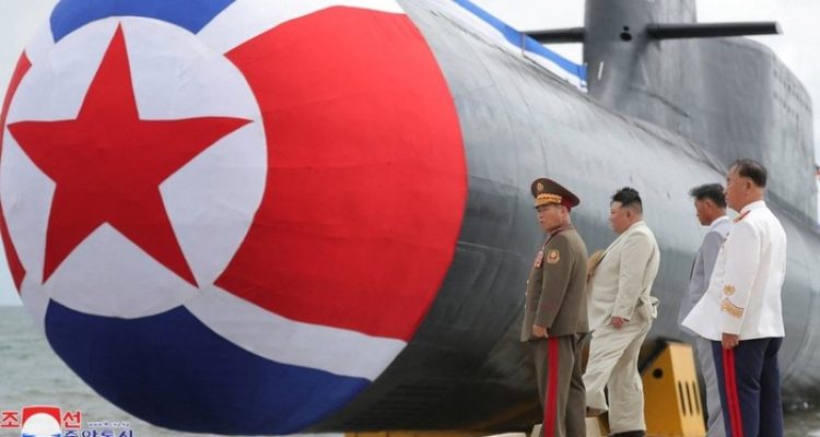 Pemimpin Korea Utara, Kim Jong Un, ikut ambil bagian dalam upacara untuk memamerkan alutsista terbaru. Tak tanggung-tanggung, Pyongyang menyebut alutsista tersebut adalah kapal selam pertama Korut yang mampu meluncurkan senjata nuklir.(Foto:www.informasiterpercaya.com)