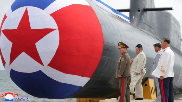 Pemimpin Korea Utara, Kim Jong Un, ikut ambil bagian dalam upacara untuk memamerkan alutsista terbaru. Tak tanggung-tanggung, Pyongyang menyebut alutsista tersebut adalah kapal selam pertama Korut yang mampu meluncurkan senjata nuklir.(Foto:www.informasiterpercaya.com)