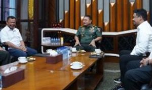 Wali Kota Medan Muhammad Bobby Afif Nasution berkunjung ke Kantor Kepala Staff Angkatan Darat (KSAD) di Jakarta, Selasa (12/9/2023). Dalam kunjungan itu, Bobby mengajak TNI AD berkolaborasi. (Dok)