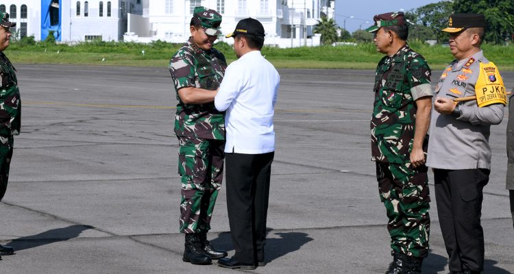 Pj Gubsu Hassanudin mendampingi kunjungan Panglima TNI Laksamana TNI Yudo Margono dalam rangka menghadiri acara The Rising Tide 2023 yang diselenggarakan di Lapangan Benteng Medan, Jalan Pengadilan, Medan, Sabtu (9/9/2023).(Foto:www.informasiterpercaya.com)