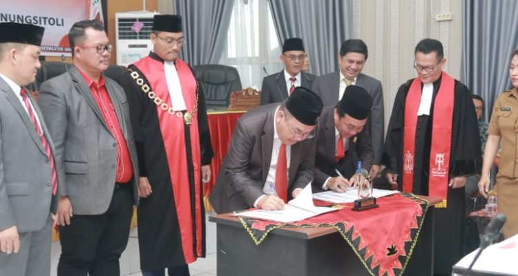 Wakil Wali Kota Gunungsitoli Hadiri Pengangkatan PAW Anggota DPRD Kota Gunungsitoli Priode 2019-2024 Atas Nama Adrianus Zega ST MPs