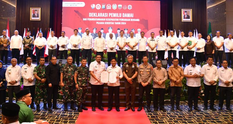 Pj Gubsu Hassanudin bersama Forkopimda Sumut dan Bupati/Walikota se-Sumut menanda tangani Kesepakatan Pendanaan Bersama Pilkada Serentak 2024 dan mendeklarasikan Pemilu Damai 2024 di Ballroom Hotel Grand Mercure Jalan Sutomo Kota Medan. (Dok)