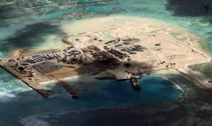 Sebuah gambar satelit menunjukkan pembangunan yang dilakukan China di sebuah pulau di Cuarteron Reef, Laut China Selatan, tahun 2014 lalu. (Dok) Sebuah gambar satelit menunjukkan pembangunan yang dilakukan China di sebuah pulau di Cuarteron Reef, Laut China Selatan, tahun 2014 lalu. (Dok)