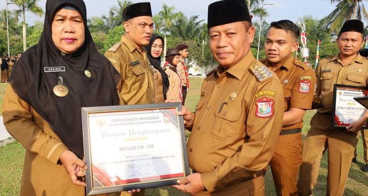 Wali Kota Tanjung Balai H Waris Tholib memimpin apel dan menyerahkan berbagai penghargaan piagam dan tropi, di Lapangan Kantor Walikota, Senin (07/08/2023) pagi.(Foto:www.informasiterpercaya.com)