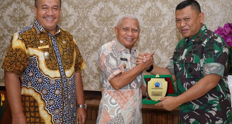 Bupati bersama Wakil Bupati dan Forkopimda Kabupaten Asahan ramah tamah dengan Komandan Korem (Danrem) 022/Pantai Timur Brigjen TNI Luqman Arief S.I.P 022/PT di Rumah Dinas Bupati Asahan, Kamis (07/09/2023).