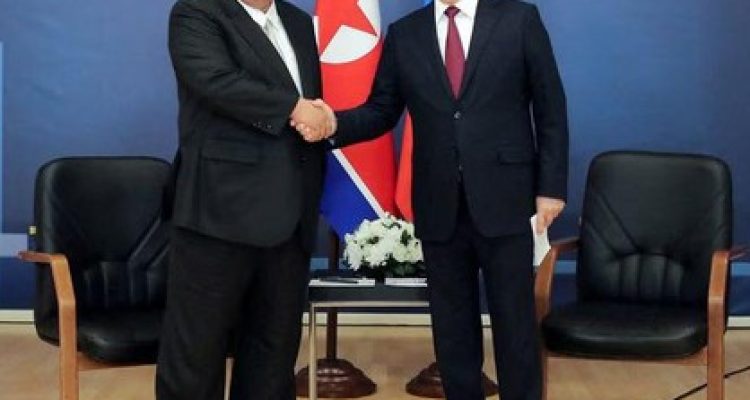 Pengawal keamanan atau paspampres untuk pemimpin Korea Utara (Korut) Kim Jong Un tampak menyemprotkan cairan pada kursi yang akan diduduki pemimpin Pyongyang itu dalam pertemuan dengan Presiden Rusia Vladimir Putin pekan ini.(Dok)