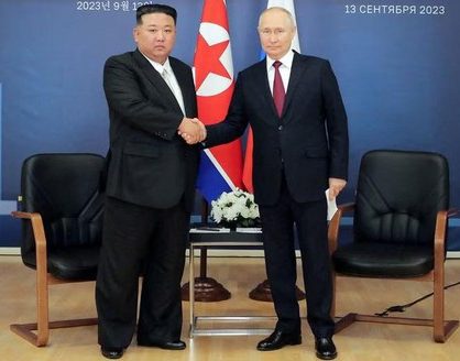 Pengawal keamanan atau paspampres untuk pemimpin Korea Utara (Korut) Kim Jong Un tampak menyemprotkan cairan pada kursi yang akan diduduki pemimpin Pyongyang itu dalam pertemuan dengan Presiden Rusia Vladimir Putin pekan ini.(Dok)