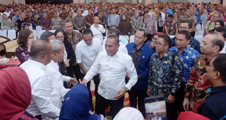 Gubsu Edy Rahmayadi berpamitan kepada ribuan ASN yang hadir pada acara pembekalan dan arahan pada ASN Pemprov Sumut di Aula Raja Inal Siregar, Kantor Gubernur, Jalan Pangeran Diponegoro Nomor 30, Medan.(Foto:www.informasiterpercaya.com)