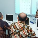 Bupati Asahan H Surya di dampingi Kepala Dinas Pendidikan dan Kepala Dinas Kominfo meninjau papan tulis interaktif yang ada di SMPN 1 sekaligus silaturahmi kepada Kepala UPTD yang ada di Kecamatan Kisaran Barat dan Kecamatan Kisaran Timur, Jum'at (01/09/2023).(Foto:www.informasiterpercaya.com)