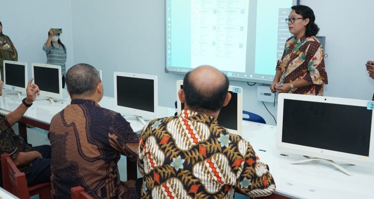 Bupati Asahan H Surya di dampingi Kepala Dinas Pendidikan dan Kepala Dinas Kominfo meninjau papan tulis interaktif yang ada di SMPN 1 sekaligus silaturahmi kepada Kepala UPTD yang ada di Kecamatan Kisaran Barat dan Kecamatan Kisaran Timur, Jum'at (01/09/2023).(Foto:www.informasiterpercaya.com)