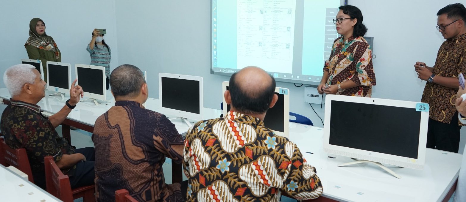 Bupati Asahan H Surya di dampingi Kepala Dinas Pendidikan dan Kepala Dinas Kominfo meninjau papan tulis interaktif yang ada di SMPN 1 sekaligus silaturahmi kepada Kepala UPTD yang ada di Kecamatan Kisaran Barat dan Kecamatan Kisaran Timur, Jum'at (01/09/2023).(Foto:www.informasiterpercaya.com)