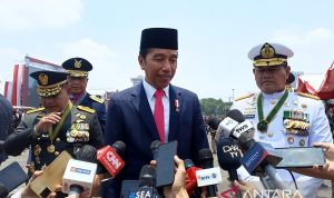 Beredar isu Presiden Joko Widodo (Jokowi) akan melakukan reshuffle Menteri Pertanian untuk mengisi kursi yang ditinggalkan Syahrul Yasin Limpo (SYL). Koordinator Staf Khusus Presiden, Ari Dwipayana, membantah kabar tersebut. (Dok)