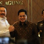 Menteri BUMN Erick Thohir menemui Jaksa Agung ST Burhanuddin. Erick mengatakan sedang membahas tentang temuan dugaan kerugian terkait dana pensiun (dapen) yang dikelola BUMN. (Dok)