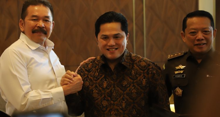 Menteri BUMN Erick Thohir menemui Jaksa Agung ST Burhanuddin. Erick mengatakan sedang membahas tentang temuan dugaan kerugian terkait dana pensiun (dapen) yang dikelola BUMN. (Dok)