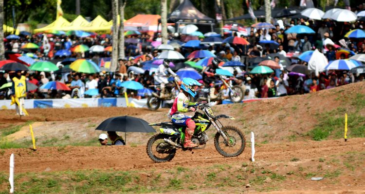 Pj Gubsu Hassanudin bersama Pj Ketua TP PKK Sumut Dessy Hassanudin, Kapolda Sumut Irjen Pol Agung Setya Imam Effendi, Walikota Medan Bobby Nasution, Bupati Deliserdang Azhari Tambunan, serta Bupati Mojokerto Ikfina Fahmawati, mendampingi Kepala Staf TNI Angkatan Laut (KASAL) Laksamana TNI Muhammad Ali menyaksikan langsung putaran final Kejurnas JC Supertrack Kasal Cup 2023 di Jaharun Circuit, Galang, Kabupaten Deliserdang, Minggu (15/10).(Dok)