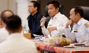 Pj Gubsu Hassanudin memimpin rapat evaluasi dan finalisasi Rencana Anggaran Biaya (RAB) Pekan Olahraga Nasional (PON) di Aula Raja Inal Siregar, Kantor Gubernur Sumut, Jalan Diponegoro Nomor 30, Medan. (Dok)