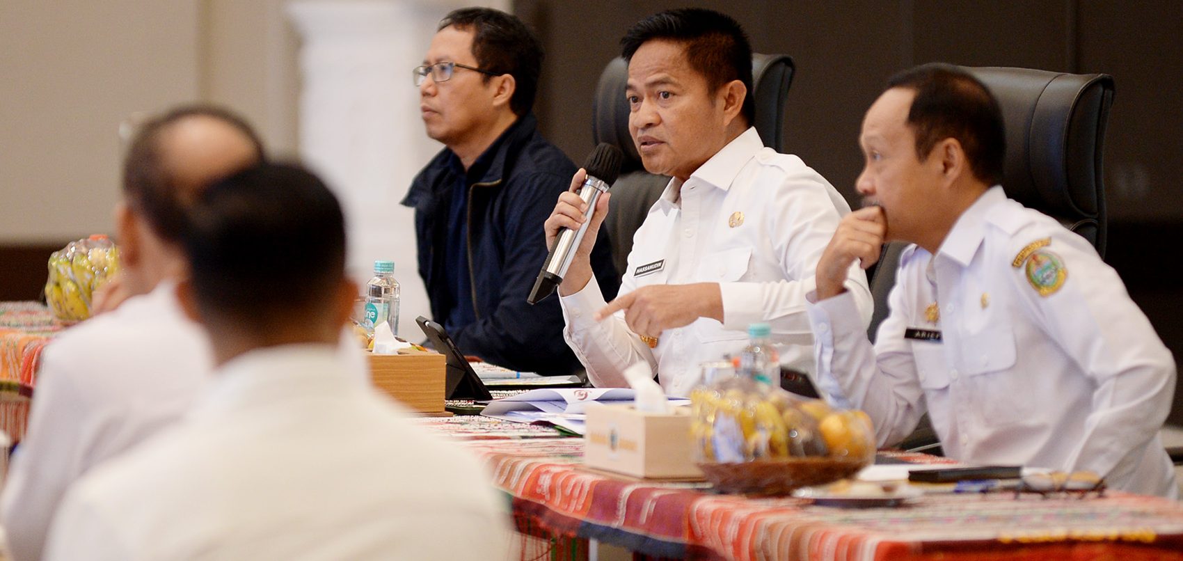 Pj Gubsu Hassanudin memimpin rapat evaluasi dan finalisasi Rencana Anggaran Biaya (RAB) Pekan Olahraga Nasional (PON) di Aula Raja Inal Siregar, Kantor Gubernur Sumut, Jalan Diponegoro Nomor 30, Medan. (Dok)