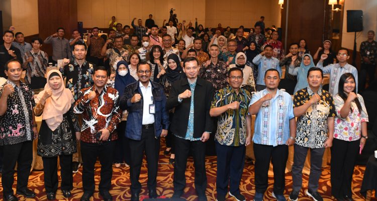 Kepala Dinas Komunikasi dan Informatika Provinsi Sumatera Utara (Sumut) Ilyas Sitorus mewakili Pj Gubernur Sumut Hassanudin, bersama Direktur Tata Kelola dan Kemitraan Komunikasi Publik Kementrian Kominfo Hasyim Gautama, foto bersama para peserta pada acara Bimbingan Teknis Kebijakan Aplikasi Umum Layanan Informasi Publik Nasional Bagi PPID Wilayah Barat, di Hotel JW. Marriot, Jalan Putri Hijau No. 10. Medan, Kamis (5/10).(Dok)