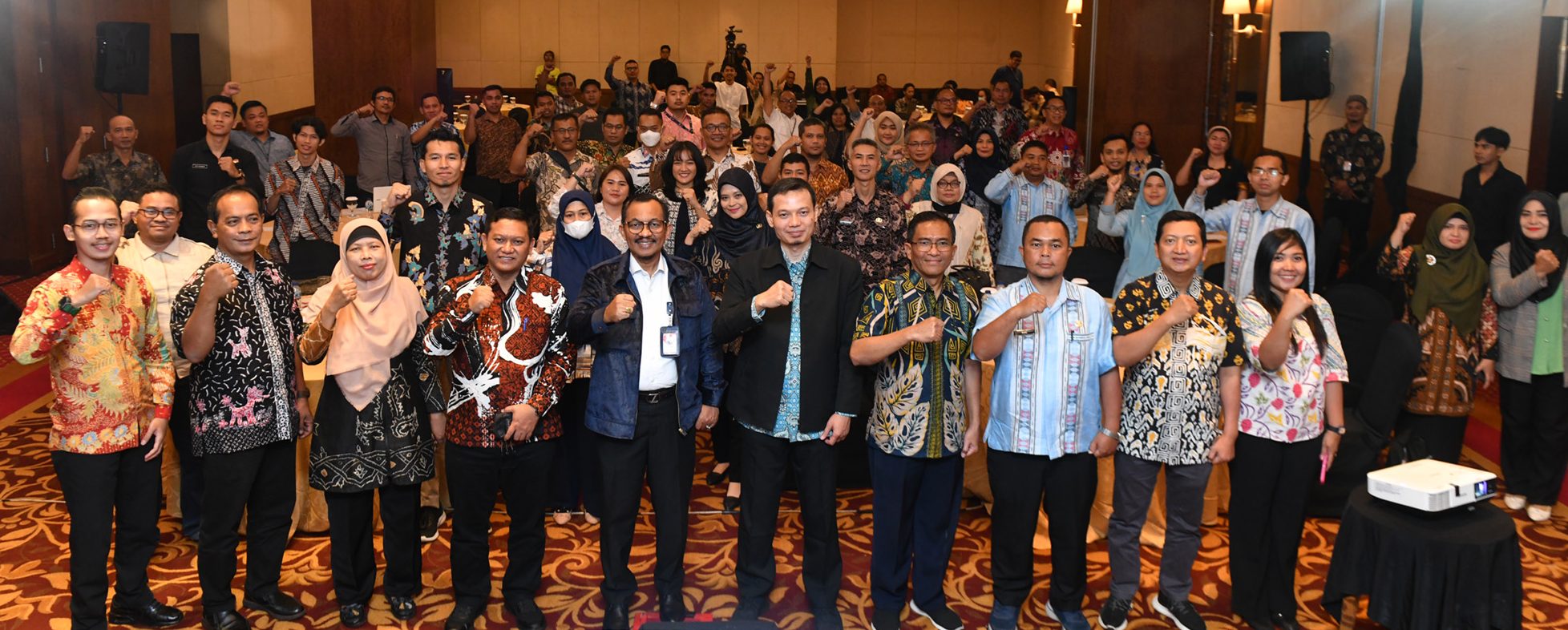 Kepala Dinas Komunikasi dan Informatika Provinsi Sumatera Utara (Sumut) Ilyas Sitorus mewakili Pj Gubernur Sumut Hassanudin, bersama Direktur Tata Kelola dan Kemitraan Komunikasi Publik Kementrian Kominfo Hasyim Gautama, foto bersama para peserta pada acara Bimbingan Teknis Kebijakan Aplikasi Umum Layanan Informasi Publik Nasional Bagi PPID Wilayah Barat, di Hotel JW. Marriot, Jalan Putri Hijau No. 10. Medan, Kamis (5/10).(Dok)