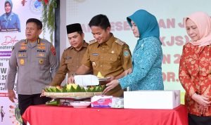 Pj Gubsu Hassanudin bersama Pj Ketua TP PKK Sumut Dessy Hassanudin menghadiri Peringatan Hari Kesehatan Jiwa Sedunia Tahun 2023 di UPTD Rumah Sakit Jiwa Prof Dr Muhammad Ildrem, Jalan Tali Air, Tuntungan, Medan, Senin (16/10/2023). Pj Gubernur Sumut dan Pj Ketua TP PKK Sumut juga mengunjungi pasien dan memberikan bingkisan. Turut Hadir Ketua Dharma Wanita Persatuan Provinsi Sumut Dian Arief S. Trinugroho.(Dok)