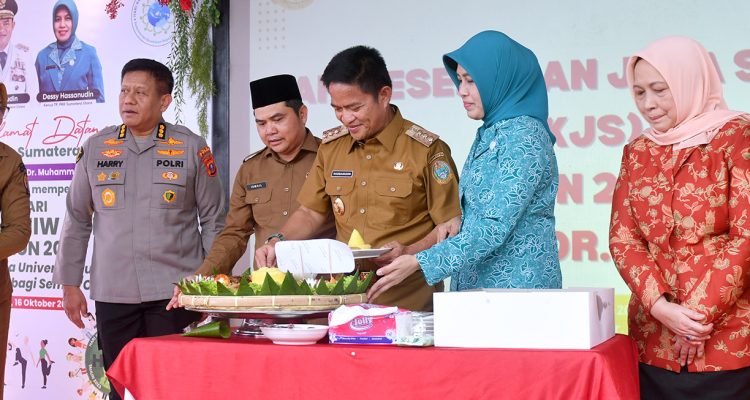 Pj Gubsu Hassanudin bersama Pj Ketua TP PKK Sumut Dessy Hassanudin menghadiri Peringatan Hari Kesehatan Jiwa Sedunia Tahun 2023 di UPTD Rumah Sakit Jiwa Prof Dr Muhammad Ildrem, Jalan Tali Air, Tuntungan, Medan, Senin (16/10/2023). Pj Gubernur Sumut dan Pj Ketua TP PKK Sumut juga mengunjungi pasien dan memberikan bingkisan. Turut Hadir Ketua Dharma Wanita Persatuan Provinsi Sumut Dian Arief S. Trinugroho.(Dok)