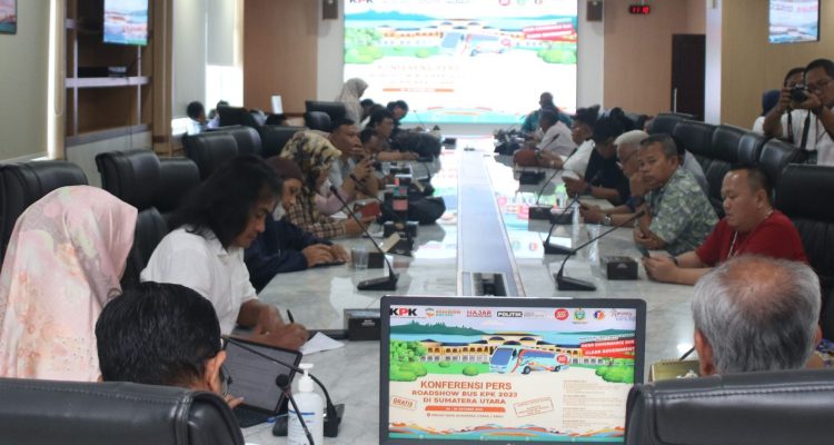 Inspektur Daerah Provinsi Sumut Lasro Marbun melaksanakan konferensi pers tentang Roadshow Bus Komisi Pemberantasan Korupsi (KPK) 2023 di Sumut, di Ruang Rapat Kantor Gubernur Jalan Diponegoro Nomor 30 Medan. (Dok)