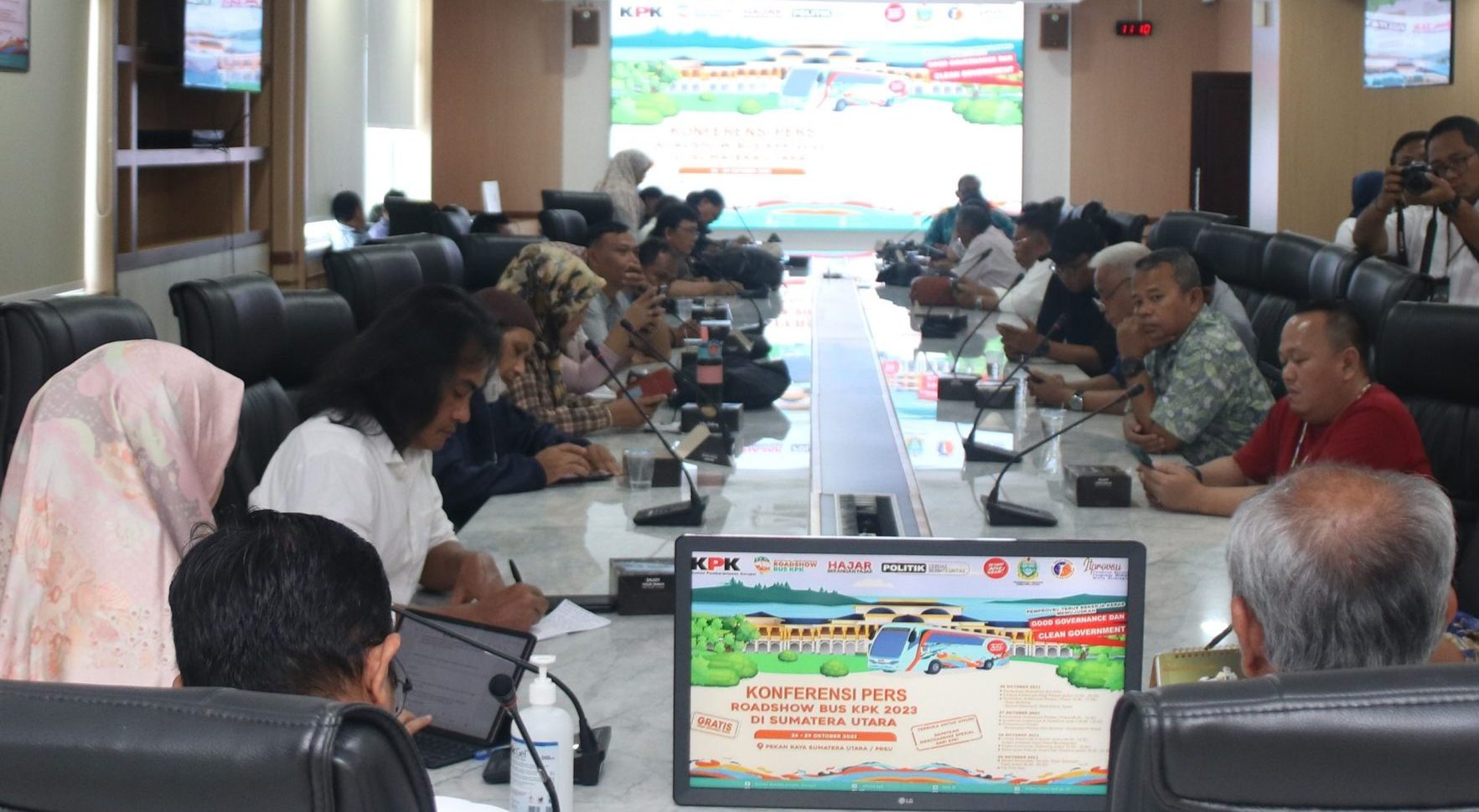 Inspektur Daerah Provinsi Sumut Lasro Marbun melaksanakan konferensi pers tentang Roadshow Bus Komisi Pemberantasan Korupsi (KPK) 2023 di Sumut, di Ruang Rapat Kantor Gubernur Jalan Diponegoro Nomor 30 Medan. (Dok)