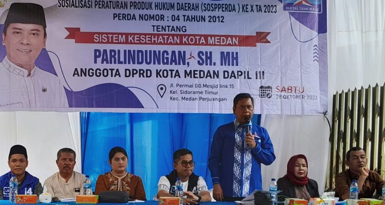 Anggota DPRD Kota Medan Parlindungan dari Fraksi Demokrat DPRD Kota Medan saat Sosialisasi Peraturan Produk Hukum Daerah (Sosperda) ke X Tahun Anggaran (TA) 2023 Peraturan Daerah (Perda) Nomor: 04 Tahun 2012 tentang Sistem Kesehatan Kota Medan di Jalan Permai Gang Mesjid Lingkungan 15 Kelurahan Sidorame Timur Kecamatan Medan Perjuangan, Sabtu (28/10/2023). (Foto:informasiterpercaya.com)