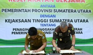 Pj Gubsu bersama dengan Kepala Kejaksaan Tinggi Sumut Idianto menandatangani Kesepakatan Bersama Antara Pemprov Sumut dengan Kejaksaan Tinggi Sumut tentang Penagihan Tunggakan Pajak Daerah Pemprov Sumut di Kantor Kejaksaan Tinggi Sumut, Jalan AH Nasution, Medan.(Dok) Pj Gubsu bersama dengan Kepala Kejaksaan Tinggi Sumut Idianto menandatangani Kesepakatan Bersama Antara Pemprov Sumut dengan Kejaksaan Tinggi Sumut tentang Penagihan Tunggakan Pajak Daerah Pemprov Sumut di Kantor Kejaksaan Tinggi Sumut, Jalan AH Nasution, Medan.(Dok)