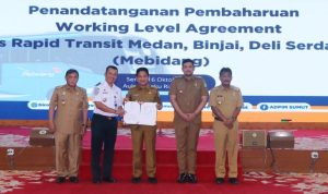 PJ Gubsu Hassanudin menandatangani Pembaharuan Working Level Agreement (WLA) Bus Rapid Transit Medan, Binjai, Deliserdang (Mebidang) di Aula Tengku Rizal Nurdin, Rumah Dinas Gubernur Sumut Jalan Sudirman Nomor 41 Medan, Senin (16/10). (Dok)
