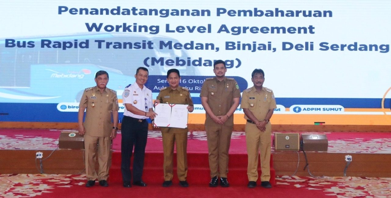 PJ Gubsu Hassanudin menandatangani Pembaharuan Working Level Agreement (WLA) Bus Rapid Transit Medan, Binjai, Deliserdang (Mebidang) di Aula Tengku Rizal Nurdin, Rumah Dinas Gubernur Sumut Jalan Sudirman Nomor 41 Medan, Senin (16/10). (Dok)
