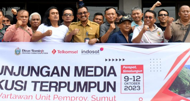 Kepala Dinas Komunikasi dan Informatika (Diskominfo) Sumatera Utara (Sumut) Ilyas Sitorus didampingi Kepala Bidang Informasi dan Komunikasi Publik (IKP) Harvina Zuhra melepas keberangkatan 40 wartawan tergabung dalam Forum Wartawan Pemprovsu (FWP) untuk kunjungan media dan diskusi terpumpun ke Danau Toba. (Dok)