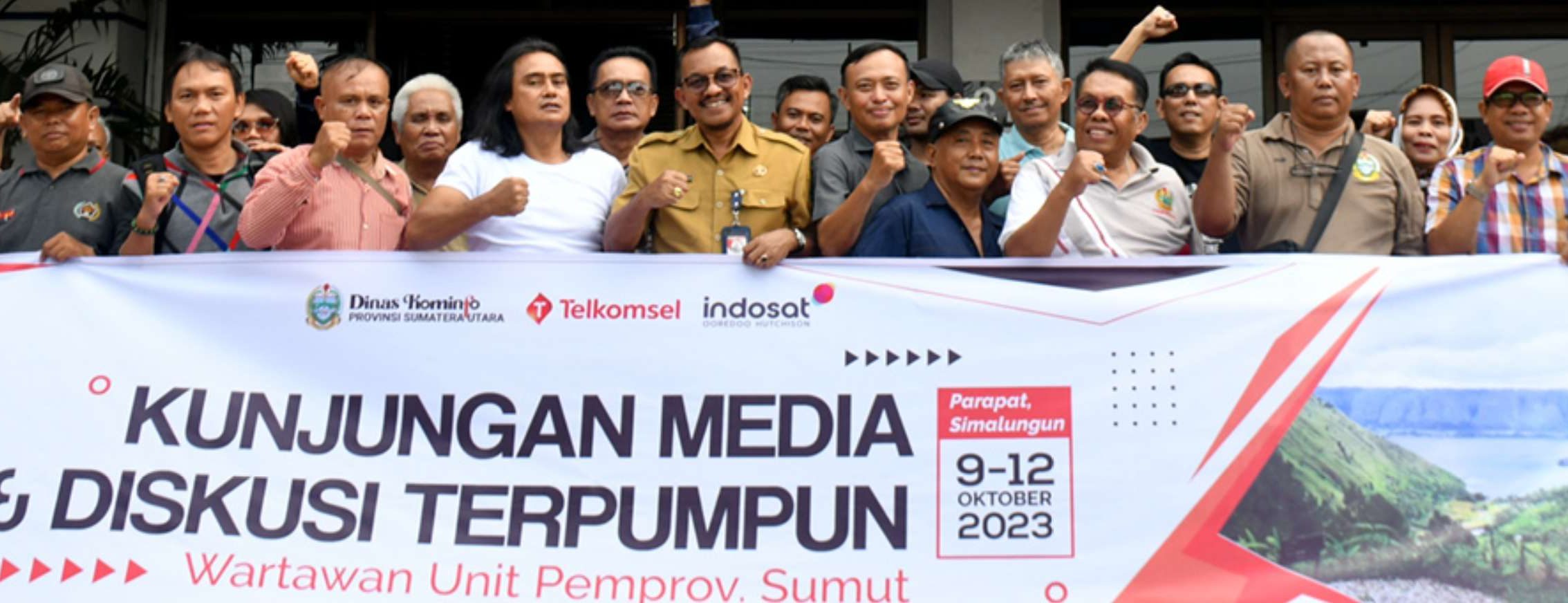 Kepala Dinas Komunikasi dan Informatika (Diskominfo) Sumatera Utara (Sumut) Ilyas Sitorus didampingi Kepala Bidang Informasi dan Komunikasi Publik (IKP) Harvina Zuhra melepas keberangkatan 40 wartawan tergabung dalam Forum Wartawan Pemprovsu (FWP) untuk kunjungan media dan diskusi terpumpun ke Danau Toba. (Dok)