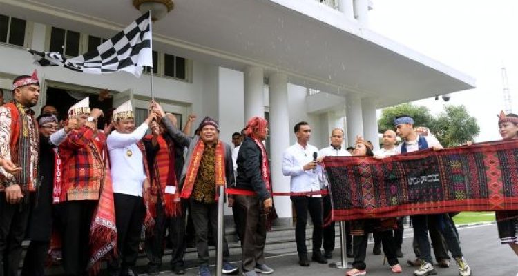 Pj Gubsu bersama Yayasan Pusuk Buhit dan Panitia Hari Ulos Nasional melepas pemberangkatan Kain Ulos sepanjang 1.000 meter di Rumah Dinas Gubernur Sumut, Jalan Sudirman No. 41, Medan, Rabu (25/10/2023). Kain Ulos sepanjang 1.000 meter ini nantinya akan dibentangkan di Tugu Monas pada 30 Oktober 2023.(Dok)