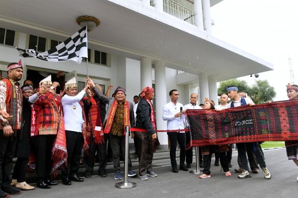 Pj Gubsu bersama Yayasan Pusuk Buhit dan Panitia Hari Ulos Nasional melepas pemberangkatan Kain Ulos sepanjang 1.000 meter di Rumah Dinas Gubernur Sumut, Jalan Sudirman No. 41, Medan, Rabu (25/10/2023). Kain Ulos sepanjang 1.000 meter ini nantinya akan dibentangkan di Tugu Monas pada 30 Oktober 2023.(Dok)