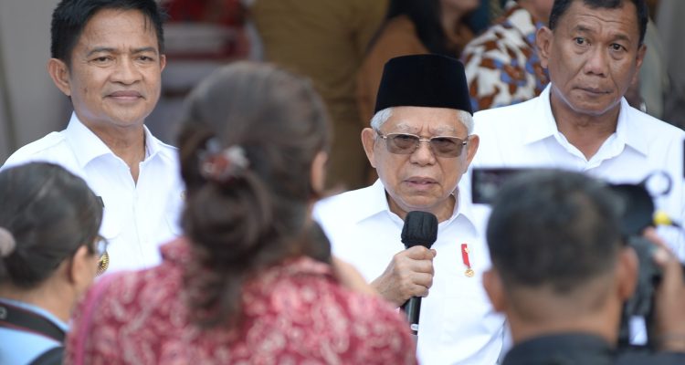 Wapres Ma'aruf Amin didampingi Pj Gubsu Hassanudin dan Bupati Deliserdang Ashari Tambunan saat memberikan keterangan pers usai meninjau Posyandu Melur Jalan Gang Karya I, Desa Tumpatan Nibung, Kec. Batang Kuis, Kab. Deli Serdang, Rabu (18/10/2023). Serta memberikan paket bantuan tambahan makanan kepada anak penerima manfaat.(Dok)