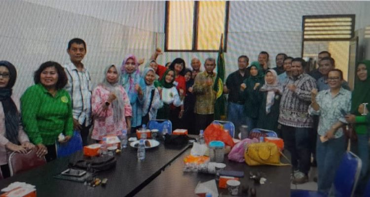 Yulhamdi (memegang bendera) foto bersama anggota Pengwil Sumut IPPAT dan para Ketua Pengda IPPAT se Sumut usai ditetapkan sebagai Pelaksana Harian Ketua Pengwil Sumut IPPAT sisa masa bakti 2021-2024.(Ist)