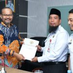 Kepala Sub Auditorat Riau II BPK RI, Nugroho Heru Wibowo saat menyerahkan surat tugas kepada Asisten I, Andris Wasono. (Dok)