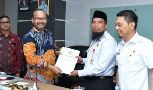 Kepala Sub Auditorat Riau II BPK RI, Nugroho Heru Wibowo saat menyerahkan surat tugas kepada Asisten I, Andris Wasono. (Dok)