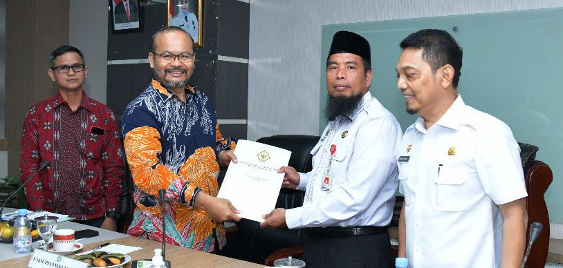 Kepala Sub Auditorat Riau II BPK RI, Nugroho Heru Wibowo saat menyerahkan surat tugas kepada Asisten I, Andris Wasono. (Dok)