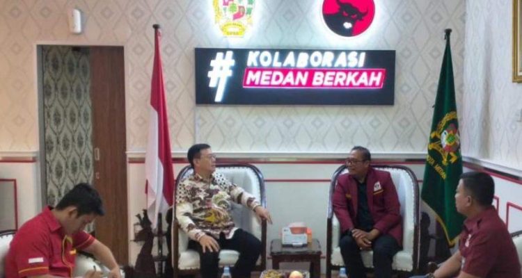 Ketua DPRD Kota Medan, Hasyim SE saat menerima audensi pengurus DPW & DPC Pemuda Peduli Nias Kota Medan, kemaren.(Dok)