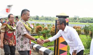 Bupati Nias Yaatulo Gulo SE SH MSi menyambut kedatangan Wakil Menkeu RI Suahasil Nazara SE MSc Phd di Kabupaten Nias, tepatnya di Bandara Binaka Gunungsitoli, Provinsi Sumatera Utara, Jumat (08/09/2023). (dok)