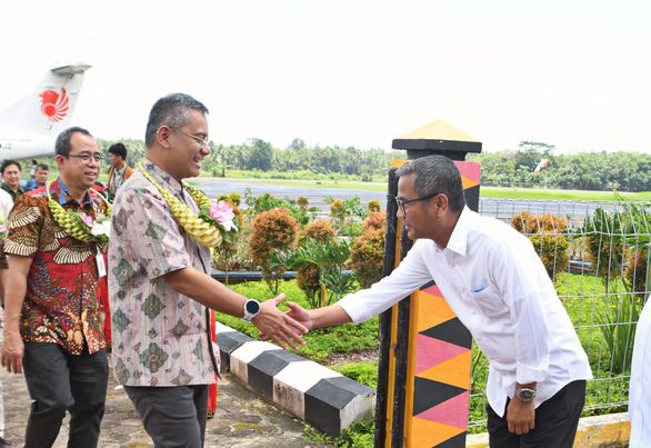 Bupati Nias Yaatulo Gulo SE SH MSi menyambut kedatangan Wakil Menkeu RI Suahasil Nazara SE MSc Phd di Kabupaten Nias, tepatnya di Bandara Binaka Gunungsitoli, Provinsi Sumatera Utara, Jumat (08/09/2023). (dok)