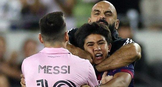 Lionel Messi punya bodyguard yang setia mengawalnya. Momen terbaru, si penjaga viral karena terkesan 'mendadak' muncul di belakang La Pulga.(Dok)