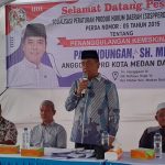 TEKS FOTO: Anggota DPRD Kota Medan, Parlindungan SH MH saat melaksanakan Sosperda ke XI TA 2023 Peraturan Daerah (Perda) Nomor 5 Tahun 2015 tentang Penanggulangan Kemiskinan di Kota Medan, Minggu (26/11/2023) di Jalan Manggaan IV Gang Rahayu Lingkungan 14 Kelurahan Mabar Kecamatan Medan Deli Kota Medan.(Foto:informasiterpercaya.com)