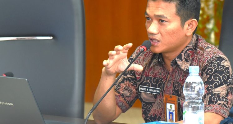 Kabag Persidangan dan Perundang-Undangan DPRD Kota Medan, Andres Willy Simanjuntak saat memberikan pemahaman tentang tata cara pengadaan barang dan jasa dengan menggunakan sistem e-Katalog Pemko Medan pada pimpinan media di ruang Banggar DPRD Kota Medan.(Dok)